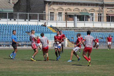 Odessa, Ukrayna - 7 Eylül 2019: Odessa Rugby Şampiyonası Milli Takımı - Kremenchug. Top için rugby oyuncularının yoğun mücadelesi. Stadyumun yeşil sahada dinamik oyun. Şiddetli Rugby Fight