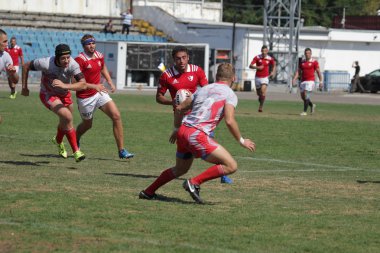 Odessa, Ukrayna - 7 Eylül 2019: Odessa Rugby Şampiyonası Milli Takımı - Kremenchug. Top için rugby oyuncularının yoğun mücadelesi. Stadyumun yeşil sahada dinamik oyun. Şiddetli Rugby Fight