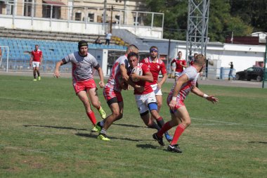 Odessa, Ukrayna - 7 Eylül 2019: Odessa Rugby Şampiyonası Milli Takımı - Kremenchug. Top için rugby oyuncularının yoğun mücadelesi. Stadyumun yeşil sahada dinamik oyun. Şiddetli Rugby Fight