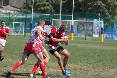 Odessa, Ukrayna - 7 Eylül 2019: Odessa Rugby Şampiyonası Milli Takımı - Kremenchug. Top için rugby oyuncularının yoğun mücadelesi. Stadyumun yeşil sahada dinamik oyun. Şiddetli Rugby Fight