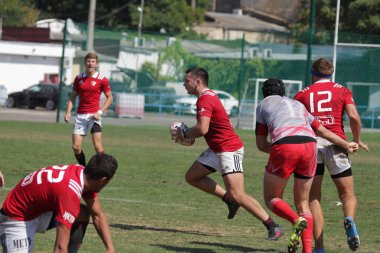 Odessa, Ukrayna - 7 Eylül 2019: Odessa Rugby Şampiyonası Milli Takımı - Kremenchug. Top için rugby oyuncularının yoğun mücadelesi. Stadyumun yeşil sahada dinamik oyun. Şiddetli Rugby Fight
