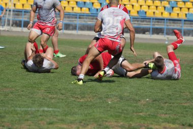 Odessa, Ukrayna - 7 Eylül 2019: Odessa Rugby Şampiyonası Milli Takımı - Kremenchug. Top için rugby oyuncularının yoğun mücadelesi. Stadyumun yeşil sahada dinamik oyun. Şiddetli Rugby Fight