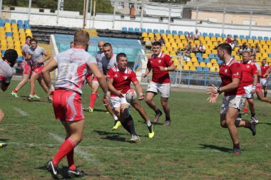 Odessa, Ukrayna - 7 Eylül 2019: Odessa Rugby Şampiyonası Milli Takımı - Kremenchug. Top için rugby oyuncularının yoğun mücadelesi. Stadyumun yeşil sahada dinamik oyun. Şiddetli Rugby Fight