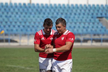 Odessa, Ukrayna - 7 Eylül 2019: Odessa Rugby Şampiyonası Milli Takımı - Kremenchug. Top için rugby oyuncularının yoğun mücadelesi. Stadyumun yeşil sahada dinamik oyun. Şiddetli Rugby Fight