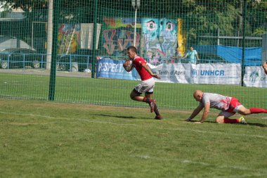 Odessa, Ukrayna - 7 Eylül 2019: Odessa Rugby Şampiyonası Milli Takımı - Kremenchug. Top için rugby oyuncularının yoğun mücadelesi. Stadyumun yeşil sahada dinamik oyun. Şiddetli Rugby Fight