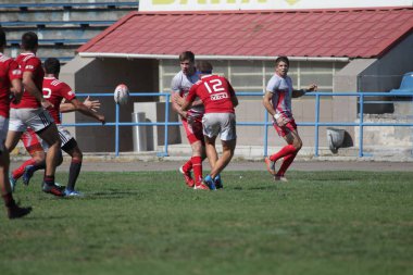 Odessa, Ukrayna - 7 Eylül 2019: Odessa Rugby Şampiyonası Milli Takımı - Kremenchug. Top için rugby oyuncularının yoğun mücadelesi. Stadyumun yeşil sahada dinamik oyun. Şiddetli Rugby Fight