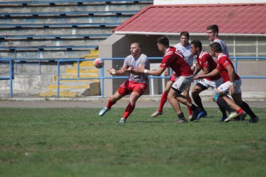 Odessa, Ukrayna - 7 Eylül 2019: Odessa Rugby Şampiyonası Milli Takımı - Kremenchug. Top için rugby oyuncularının yoğun mücadelesi. Stadyumun yeşil sahada dinamik oyun. Şiddetli Rugby Fight