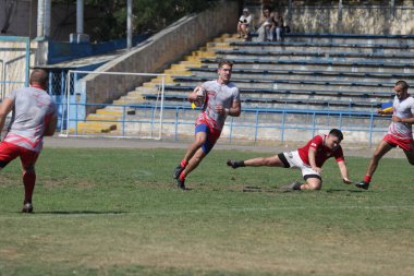 Odessa, Ukrayna - 7 Eylül 2019: Odessa Rugby Şampiyonası Milli Takımı - Kremenchug. Top için rugby oyuncularının yoğun mücadelesi. Stadyumun yeşil sahada dinamik oyun. Şiddetli Rugby Fight