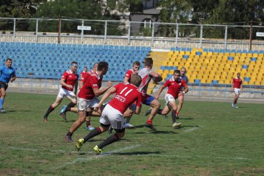 Odessa, Ukrayna - 7 Eylül 2019: Odessa Rugby Şampiyonası Milli Takımı - Kremenchug. Top için rugby oyuncularının yoğun mücadelesi. Stadyumun yeşil sahada dinamik oyun. Şiddetli Rugby Fight