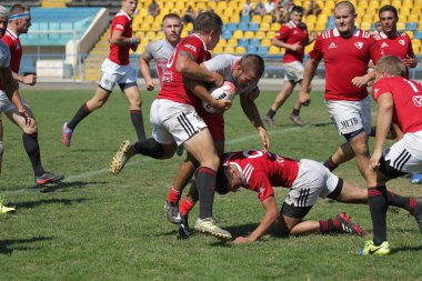 Odessa, Ukrayna - 7 Eylül 2019: Odessa Rugby Şampiyonası Milli Takımı - Kremenchug. Top için rugby oyuncularının yoğun mücadelesi. Stadyumun yeşil sahada dinamik oyun. Şiddetli Rugby Fight