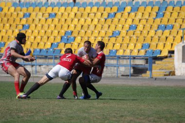 Odessa, Ukrayna - 7 Eylül 2019: Odessa Rugby Şampiyonası Milli Takımı - Kremenchug. Top için rugby oyuncularının yoğun mücadelesi. Stadyumun yeşil sahada dinamik oyun. Şiddetli Rugby Fight