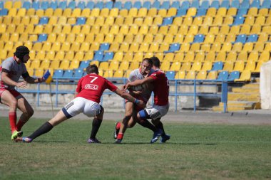 Odessa, Ukrayna - 7 Eylül 2019: Odessa Rugby Şampiyonası Milli Takımı - Kremenchug. Top için rugby oyuncularının yoğun mücadelesi. Stadyumun yeşil sahada dinamik oyun. Şiddetli Rugby Fight