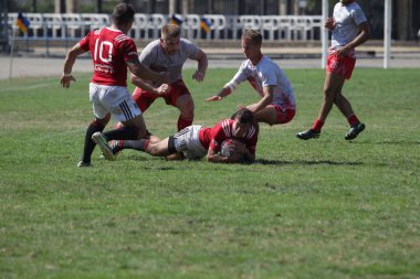 Odessa, Ukrayna - 7 Eylül 2019: Odessa Rugby Şampiyonası Milli Takımı - Kremenchug. Top için rugby oyuncularının yoğun mücadelesi. Stadyumun yeşil sahada dinamik oyun. Şiddetli Rugby Fight