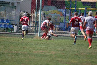 Odessa, Ukrayna - 7 Eylül 2019: Odessa Rugby Şampiyonası Milli Takımı - Kremenchug. Top için rugby oyuncularının yoğun mücadelesi. Stadyumun yeşil sahada dinamik oyun. Şiddetli Rugby Fight