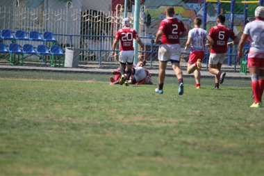 Odessa, Ukrayna - 7 Eylül 2019: Odessa Rugby Şampiyonası Milli Takımı - Kremenchug. Top için rugby oyuncularının yoğun mücadelesi. Stadyumun yeşil sahada dinamik oyun. Şiddetli Rugby Fight