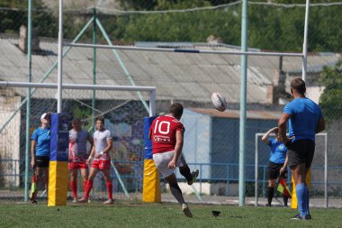 Odessa, Ukrayna - 7 Eylül 2019: Odessa Rugby Şampiyonası Milli Takımı - Kremenchug. Top için rugby oyuncularının yoğun mücadelesi. Stadyumun yeşil sahada dinamik oyun. Şiddetli Rugby Fight