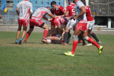 Odessa, Ukrayna - 7 Eylül 2019: Odessa Rugby Şampiyonası Milli Takımı - Kremenchug. Top için rugby oyuncularının yoğun mücadelesi. Stadyumun yeşil sahada dinamik oyun. Şiddetli Rugby Fight