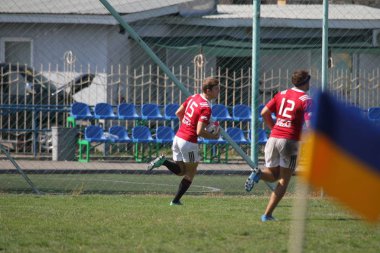 Odessa, Ukrayna - 7 Eylül 2019: Odessa Rugby Şampiyonası Milli Takımı - Kremenchug. Top için rugby oyuncularının yoğun mücadelesi. Stadyumun yeşil sahada dinamik oyun. Şiddetli Rugby Fight