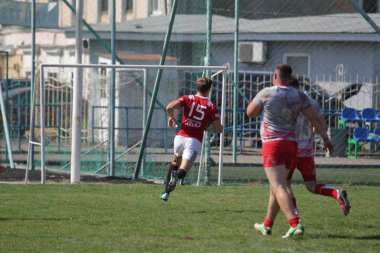 Odessa, Ukrayna - 7 Eylül 2019: Odessa Rugby Şampiyonası Milli Takımı - Kremenchug. Top için rugby oyuncularının yoğun mücadelesi. Stadyumun yeşil sahada dinamik oyun. Şiddetli Rugby Fight