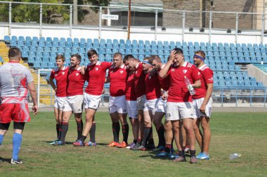 Odessa, Ukrayna - 7 Eylül 2019: Odessa Rugby Şampiyonası Milli Takımı - Kremenchug. Top için rugby oyuncularının yoğun mücadelesi. Stadyumun yeşil sahada dinamik oyun. Şiddetli Rugby Fight