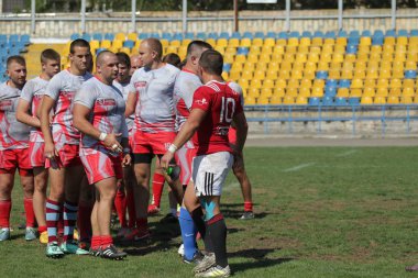 Odessa, Ukrayna - 7 Eylül 2019: Odessa Rugby Şampiyonası Milli Takımı - Kremenchug. Top için rugby oyuncularının yoğun mücadelesi. Stadyumun yeşil sahada dinamik oyun. Şiddetli Rugby Fight