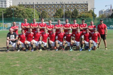 Odessa, Ukrayna - 7 Eylül 2019: Odessa Rugby Şampiyonası Milli Takımı - Kremenchug. Top için rugby oyuncularının yoğun mücadelesi. Stadyumun yeşil sahada dinamik oyun. Şiddetli Rugby Fight