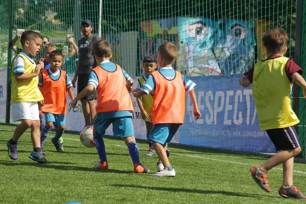 乌克兰奥德萨 2019年9月7日 小孩子在训练踢足球 年轻的男孩在操场上踢足球 孩子们在绿色的足球场上踢足球 — 图库照片