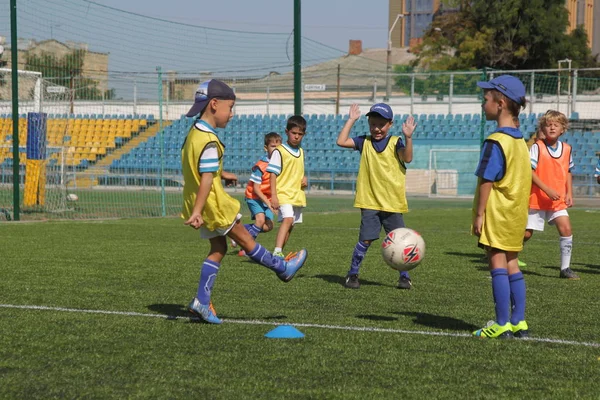 Odessa Ucrania Septiembre 2019 Niños Pequeños Entrenamiento Juegan Fútbol Los —  Fotos de Stock