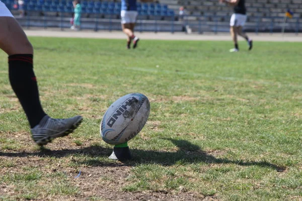 Odessa, Ukrayna - 7 Eylül 2019: Maç sırasında, Odessa Rugby Takımı - Kremenchug. Stadyum sahasında rugby topu. Illustrative editoryal takım rugby spor oyunu