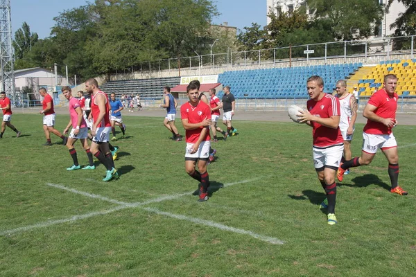 Odessa, Ukrayna - 7 Eylül 2019: Odessa Rugby Şampiyonası Milli Takımı - Kremenchug. Top için rugby oyuncularının yoğun mücadelesi. Stadyumun yeşil sahada dinamik oyun. Şiddetli Rugby Fight