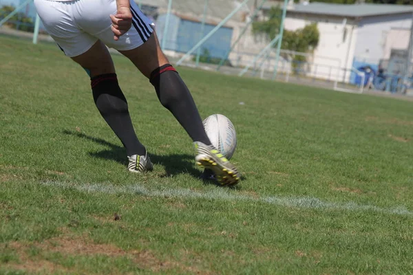 Odessa, Ukrayna - 7 Eylül 2019: Maç sırasında, Odessa Rugby Takımı - Kremenchug. Stadyum sahasında rugby topu. Illustrative editoryal takım rugby spor oyunu