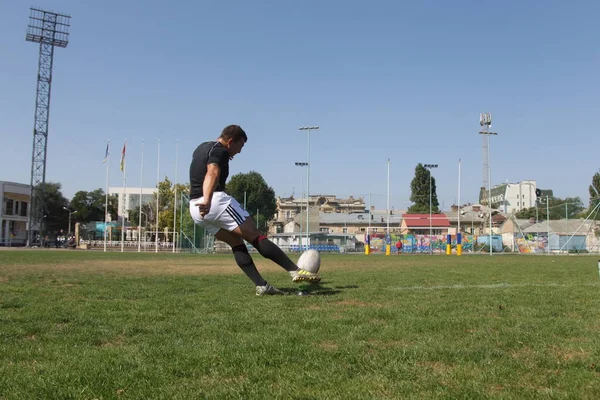 Odessa, Ukrayna - 7 Eylül 2019: Odessa Rugby Şampiyonası Milli Takımı - Kremenchug. Top için rugby oyuncularının yoğun mücadelesi. Stadyumun yeşil sahada dinamik oyun. Şiddetli Rugby Fight