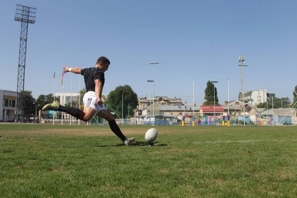 Odessa, Ukrayna - 7 Eylül 2019: Odessa Rugby Şampiyonası Milli Takımı - Kremenchug. Top için rugby oyuncularının yoğun mücadelesi. Stadyumun yeşil sahada dinamik oyun. Şiddetli Rugby Fight