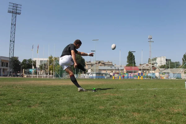 Odessa, Ukrayna - 7 Eylül 2019: Odessa Rugby Şampiyonası Milli Takımı - Kremenchug. Top için rugby oyuncularının yoğun mücadelesi. Stadyumun yeşil sahada dinamik oyun. Şiddetli Rugby Fight