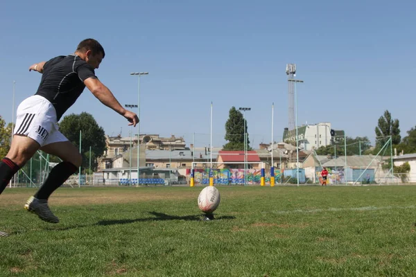 Odessa, Ukrayna - 7 Eylül 2019: Odessa Rugby Şampiyonası Milli Takımı - Kremenchug. Top için rugby oyuncularının yoğun mücadelesi. Stadyumun yeşil sahada dinamik oyun. Şiddetli Rugby Fight