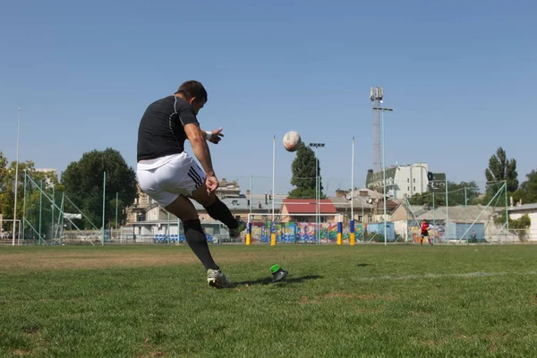 Odessa, Ukrayna - 7 Eylül 2019: Odessa Rugby Şampiyonası Milli Takımı - Kremenchug. Top için rugby oyuncularının yoğun mücadelesi. Stadyumun yeşil sahada dinamik oyun. Şiddetli Rugby Fight