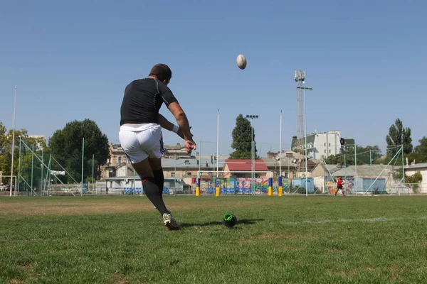 Odessa, Ukrayna - 7 Eylül 2019: Odessa Rugby Şampiyonası Milli Takımı - Kremenchug. Top için rugby oyuncularının yoğun mücadelesi. Stadyumun yeşil sahada dinamik oyun. Şiddetli Rugby Fight