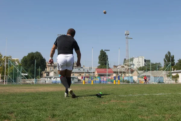 Odessa, Ukrayna - 7 Eylül 2019: Odessa Rugby Şampiyonası Milli Takımı - Kremenchug. Top için rugby oyuncularının yoğun mücadelesi. Stadyumun yeşil sahada dinamik oyun. Şiddetli Rugby Fight