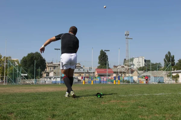 Odessa, Ukrayna - 7 Eylül 2019: Odessa Rugby Şampiyonası Milli Takımı - Kremenchug. Top için rugby oyuncularının yoğun mücadelesi. Stadyumun yeşil sahada dinamik oyun. Şiddetli Rugby Fight