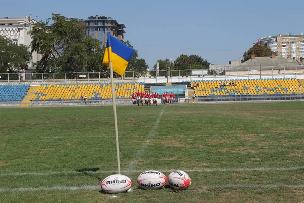 Odessa, Ukrayna - 7 Eylül 2019: Maç sırasında, Odessa Rugby Takımı - Kremenchug. Stadyum sahasında rugby topu. Illustrative editoryal takım rugby spor oyunu