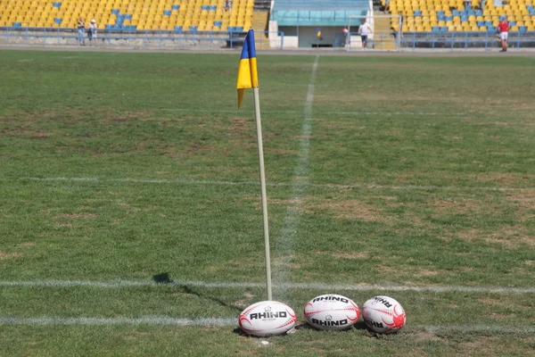 Odessa, Ukrayna - 7 Eylül 2019: Maç sırasında, Odessa Rugby Takımı - Kremenchug. Stadyum sahasında rugby topu. Illustrative editoryal takım rugby spor oyunu