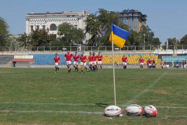Odessa, Ukrayna - 7 Eylül 2019: Maç sırasında, Odessa Rugby Takımı - Kremenchug. Stadyum sahasında rugby topu. Illustrative editoryal takım rugby spor oyunu