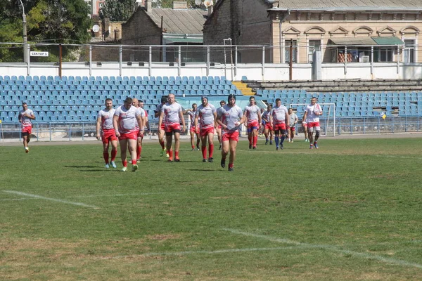 Odessa, Ukrayna - 7 Eylül 2019: Odessa Rugby Şampiyonası Milli Takımı - Kremenchug. Top için rugby oyuncularının yoğun mücadelesi. Stadyumun yeşil sahada dinamik oyun. Şiddetli Rugby Fight