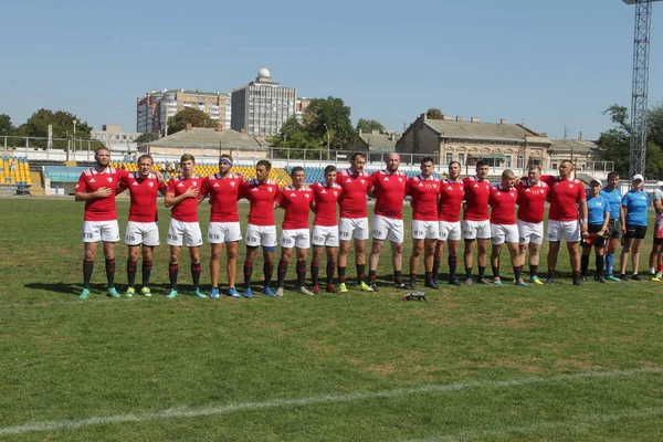 Odessa, Ukrayna - 7 Eylül 2019: Odessa Rugby Şampiyonası Milli Takımı - Kremenchug. Top için rugby oyuncularının yoğun mücadelesi. Stadyumun yeşil sahada dinamik oyun. Şiddetli Rugby Fight