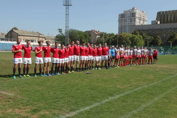 Odessa, Ukrayna - 7 Eylül 2019: Odessa Rugby Şampiyonası Milli Takımı - Kremenchug. Top için rugby oyuncularının yoğun mücadelesi. Stadyumun yeşil sahada dinamik oyun. Şiddetli Rugby Fight