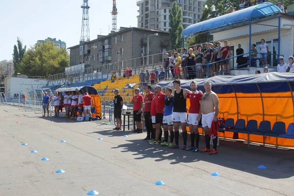 Odessa, Ukrayna - 7 Eylül 2019: Odessa Rugby Şampiyonası Milli Takımı - Kremenchug. Top için rugby oyuncularının yoğun mücadelesi. Stadyumun yeşil sahada dinamik oyun. Şiddetli Rugby Fight
