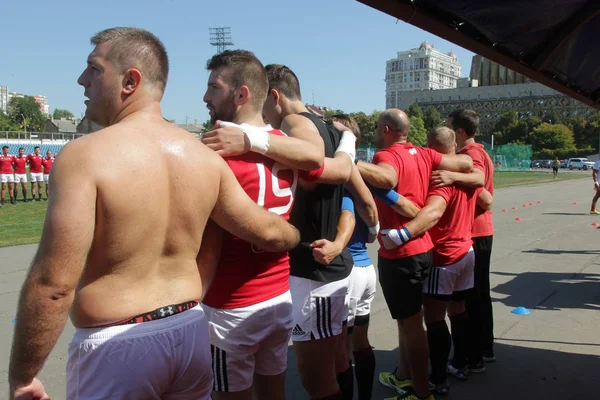 Odessa, Ukrayna - 7 Eylül 2019: Odessa Rugby Şampiyonası Milli Takımı - Kremenchug. Top için rugby oyuncularının yoğun mücadelesi. Stadyumun yeşil sahada dinamik oyun. Şiddetli Rugby Fight