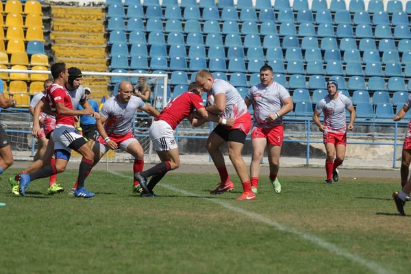 Odessa, Ukrayna - 7 Eylül 2019: Odessa Rugby Şampiyonası Milli Takımı - Kremenchug. Top için rugby oyuncularının yoğun mücadelesi. Stadyumun yeşil sahada dinamik oyun. Şiddetli Rugby Fight