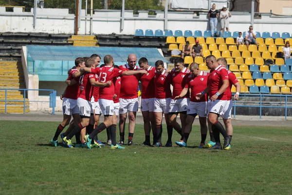 Odessa, Ukrayna - 7 Eylül 2019: Odessa Rugby Şampiyonası Milli Takımı - Kremenchug. Top için rugby oyuncularının yoğun mücadelesi. Stadyumun yeşil sahada dinamik oyun. Şiddetli Rugby Fight