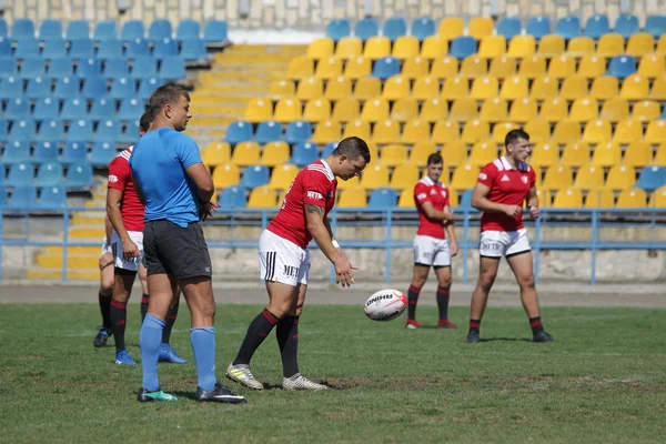 Odessa, Ukrayna - 7 Eylül 2019: Odessa Rugby Şampiyonası Milli Takımı - Kremenchug. Top için rugby oyuncularının yoğun mücadelesi. Stadyumun yeşil sahada dinamik oyun. Şiddetli Rugby Fight